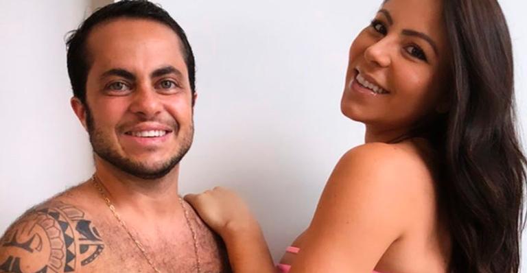 Thammy Miranda posa de sunga com Andressa Ferreira e volume chama atenção
