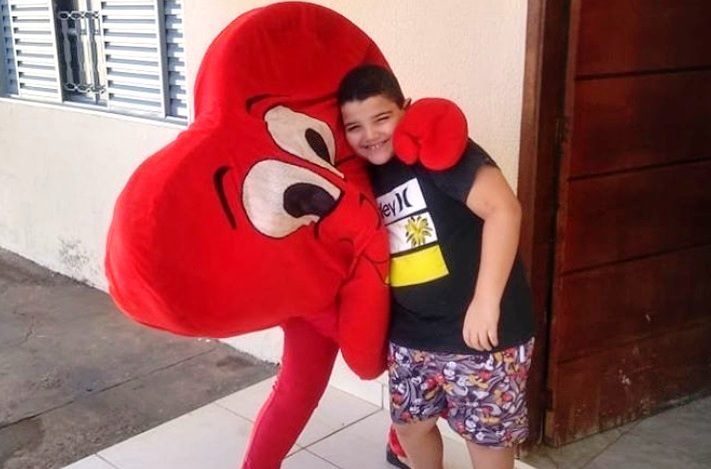 Professora se fantasia de coração para poder visitar e abraçar alunos
