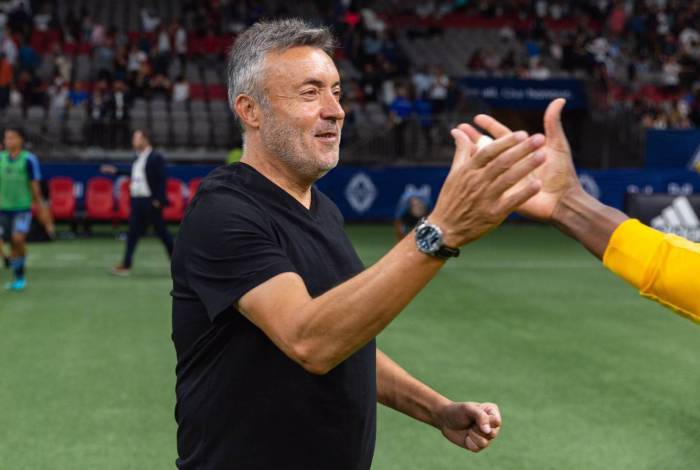 Atacante do Flamengo diz que jogadores já conversam entre si sobre Domènec Torrent
