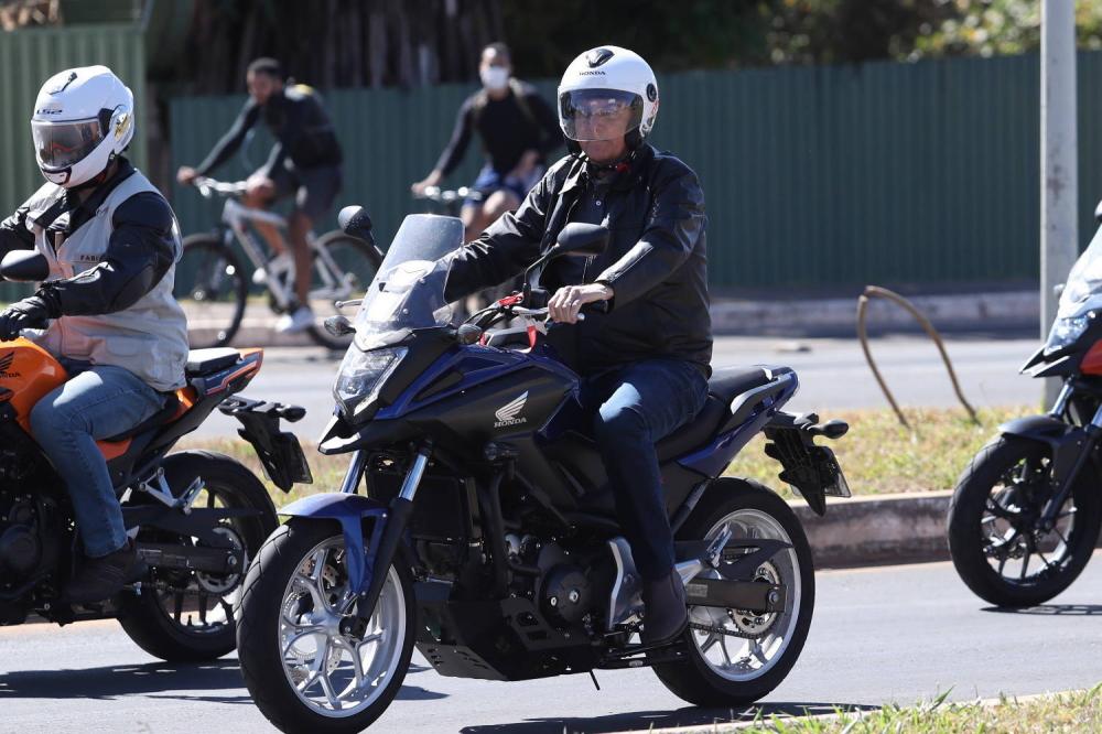 Bolsonaro deixa Alvorada de moto sem máscara e toma café em padaria