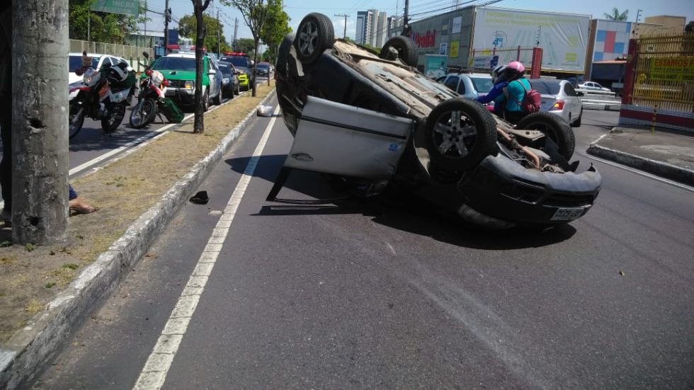 Mulher fica ferida após capotar com carro no Aleixo