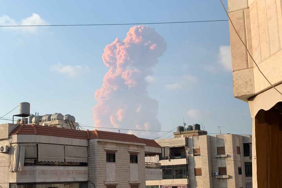 Forte explosão atinge área portuária de Beirute, no Líbano