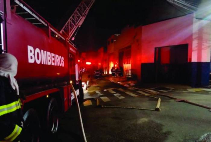 Mulher incendeia casa com filha dentro após descobrir traição e levar soco do marido