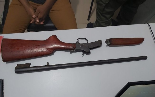Adolescente mata padrasto, se entrega e diz que mãe era agredida