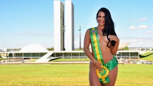 Mulher de ministro do Turismo posa nua em frente ao Congresso: ‘Sou a primeira-dama mais bonita do governo’