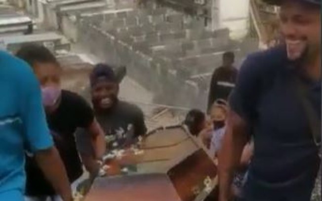 Família se inspira no Meme do Caixão e enterra idoso com festa no Rio
