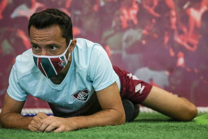 Presidente do Fluminense confirma que deve estender contrato de Nenê