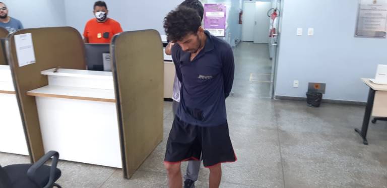 Homem é preso após tentar estuprar mulher que caminhava na rua