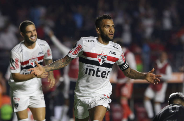 Daniel Alves tem fratura confirmada e desfalca São Paulo em clássico