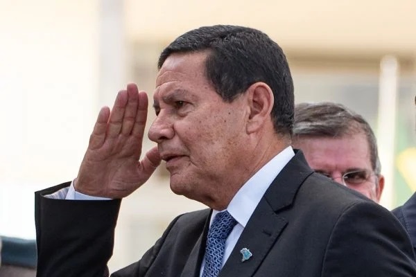 “Alguém de oposição” no Inpe divulga dados ruins sobre Amazônia, diz Mourão