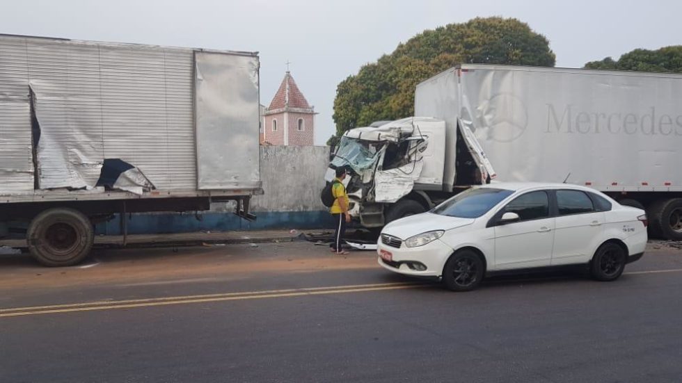Motorista dorme no volante e colide com caminhão no Educandos