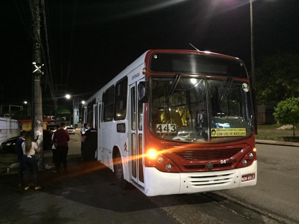 Bandido ‘toca o terror’ durante assalto na linha 443, em Manaus