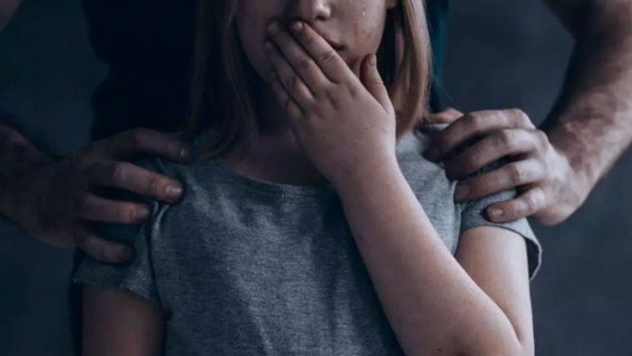 Após pedir um copo d’água, homem rapta e estupra menina de 8 anos