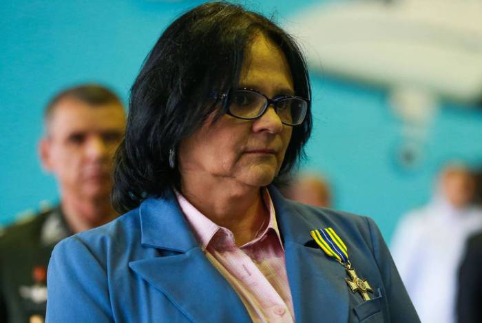 Damares agiu para impedir que menina de 10 anos fizesse aborto legal, diz jornal