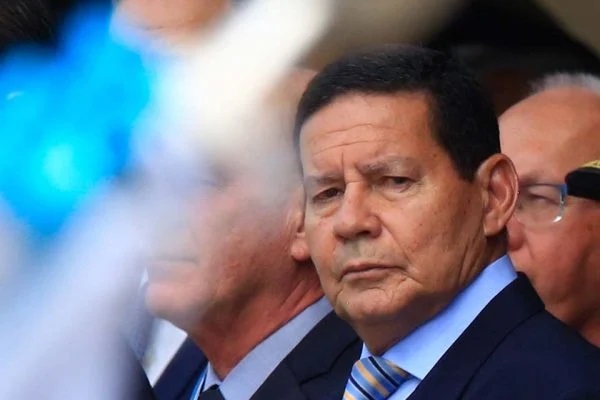 Mourão diz que ampliar seguro-desemprego não pode ser feito “de afogadilho”