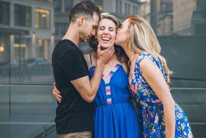 Homem termina casamento de 19 anos para viver poliamor com duas mulheres
