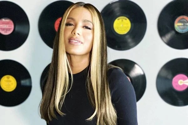 Anitta reclama de fãs na porta de sua casa: “Invasivo e egoísta”