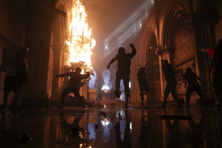 Manifestações no Chile acabam com igrejas incendiadas