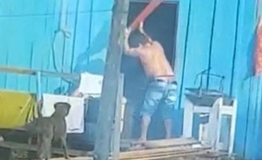 Mulher é espancada a pauladas pelo marido por cozinhar frango; vídeo