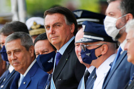Bolsonaro: 'Não é mais barato investir na cura do que na vacina?'