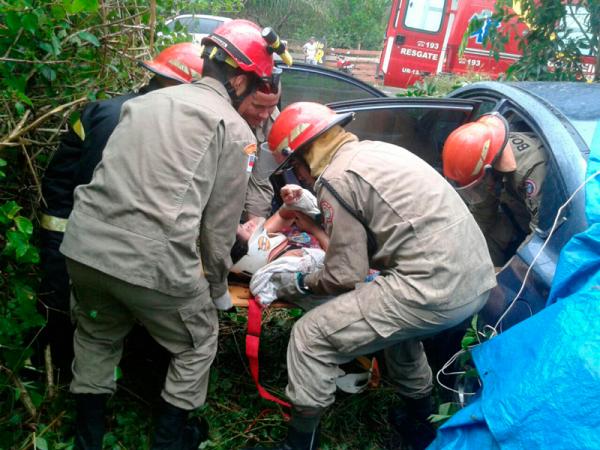 Carro despenca em barranco após desviar de buraco na AM-010