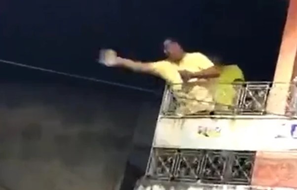 Após vitória, vice-prefeito eleito comemora jogando dinheiro para eleitores