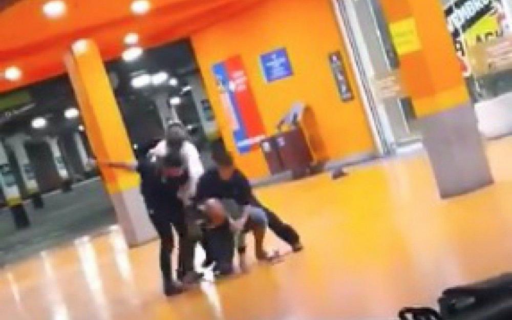 Homem negro é espancado até a morte no Carrefour em Porto Alegre; veja vídeos