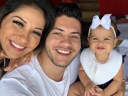 'Se tornou um bom pai', diz Mayra Cardi sobre Arthur Aguiar