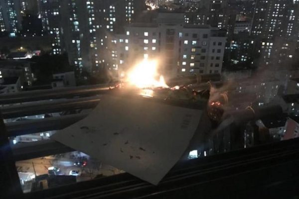 Irritado, pai queima livro do filho e quase causa incêndio em condomínio