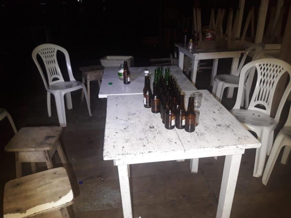 Polícia encerra festa clandestina em flutuante e seis são presos no AM