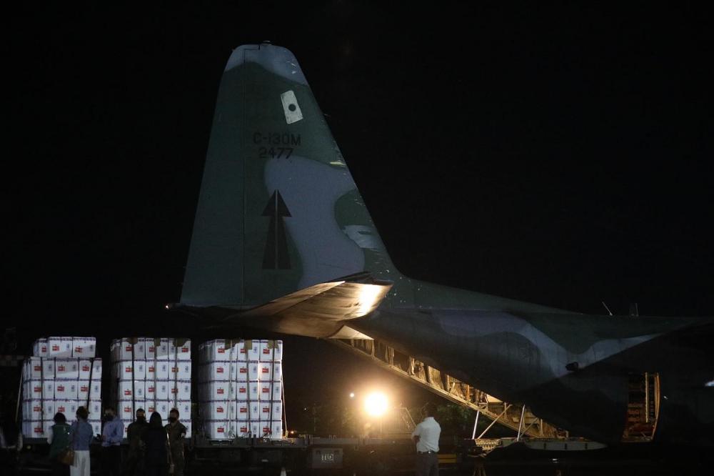 Avião com mais de 300 mil doses da vacina Coronavac chega em Manaus; veja fotos
