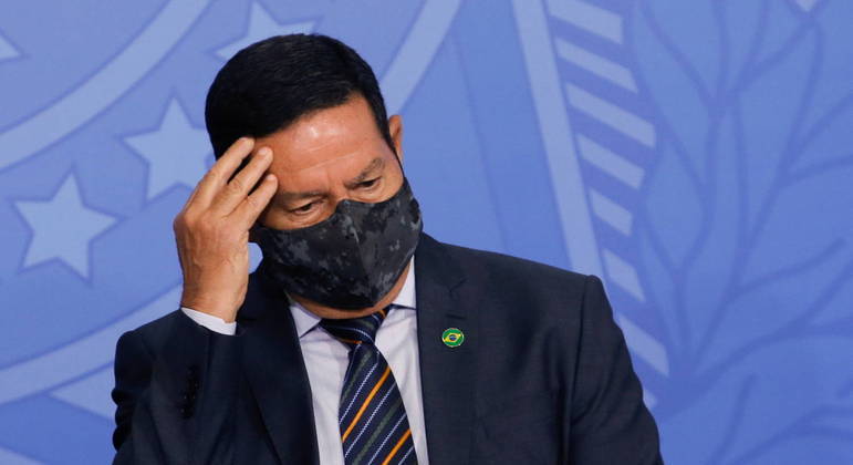 Mourão minimiza fala de Bolsonaro sobre papel dos militares