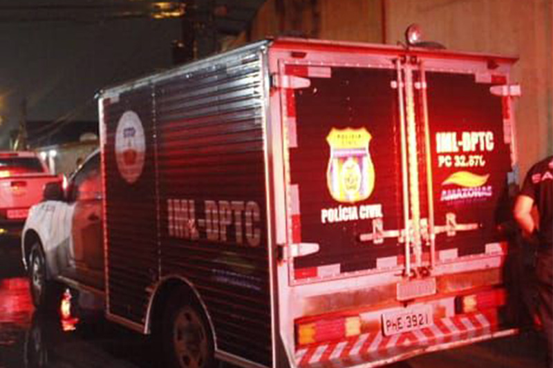 Morador de rua é morto com pedradas na cabeça em viaduto de Manaus