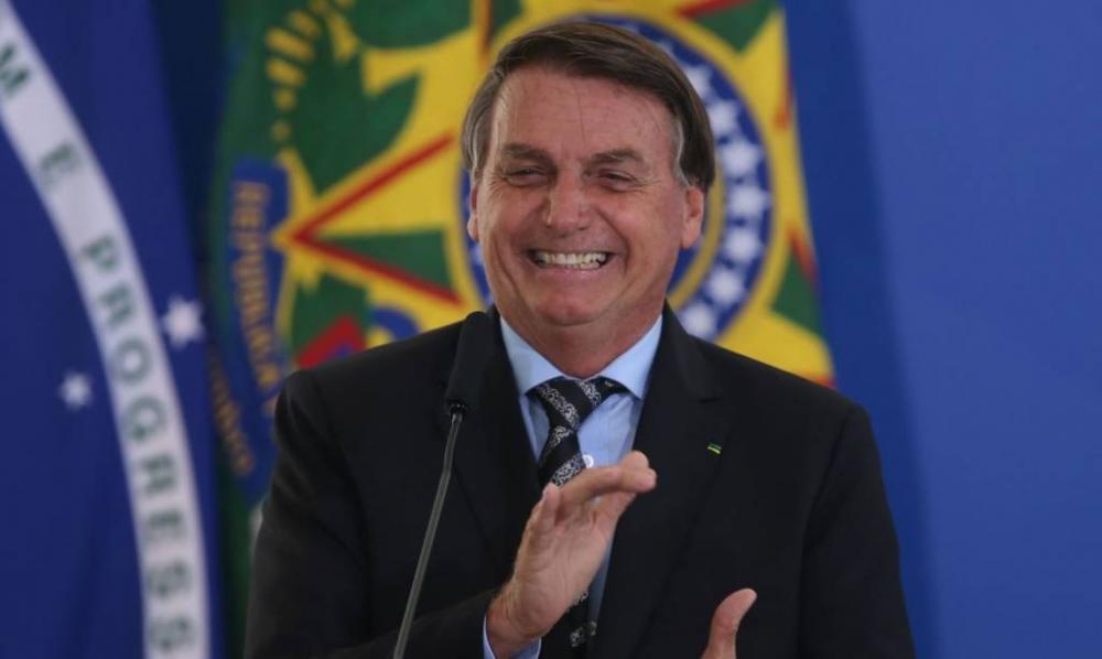 ‘Injeção, só de ânimo’, brinca Bolsonaro com apoiadores