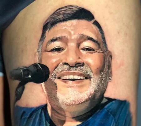 Treinado por Maradona, jogador faz tatuagem com o rosto do craque