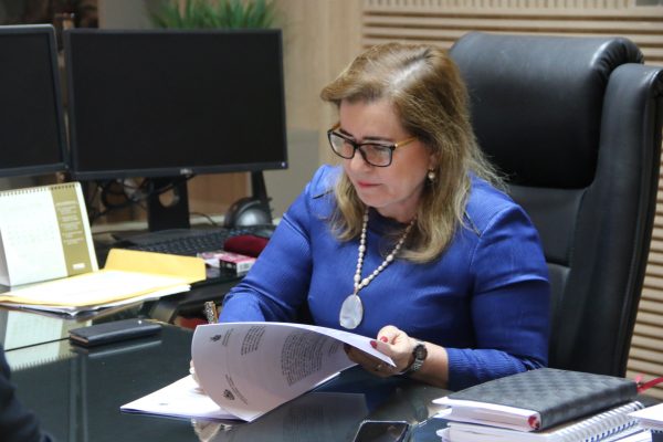 URGENTE: Conselheira Yara Lins dá 6 horas para secretário de Wilson Lima explicar sobre distribuição de vacinas no AM