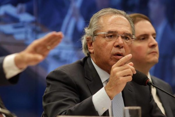 Em estado de guerra não tem aumento por 2 anos para servidor, diz Guedes