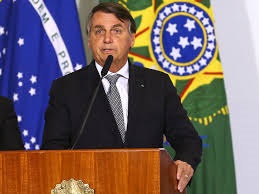 'Reclame com quem te obrigou a ficar em casa', diz Bolsonaro sobre inflação alta