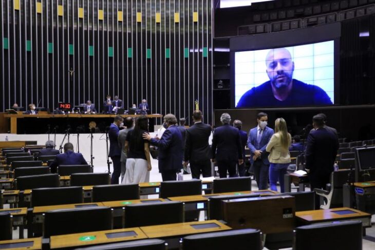 Por 364 votos a 130, Câmara decide manter na prisão o deputado Daniel Silveira