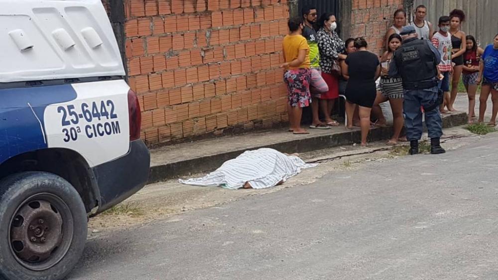 IMAGENS FORTES: Homem é assassinado por pistoleiros na zona norte de Manaus