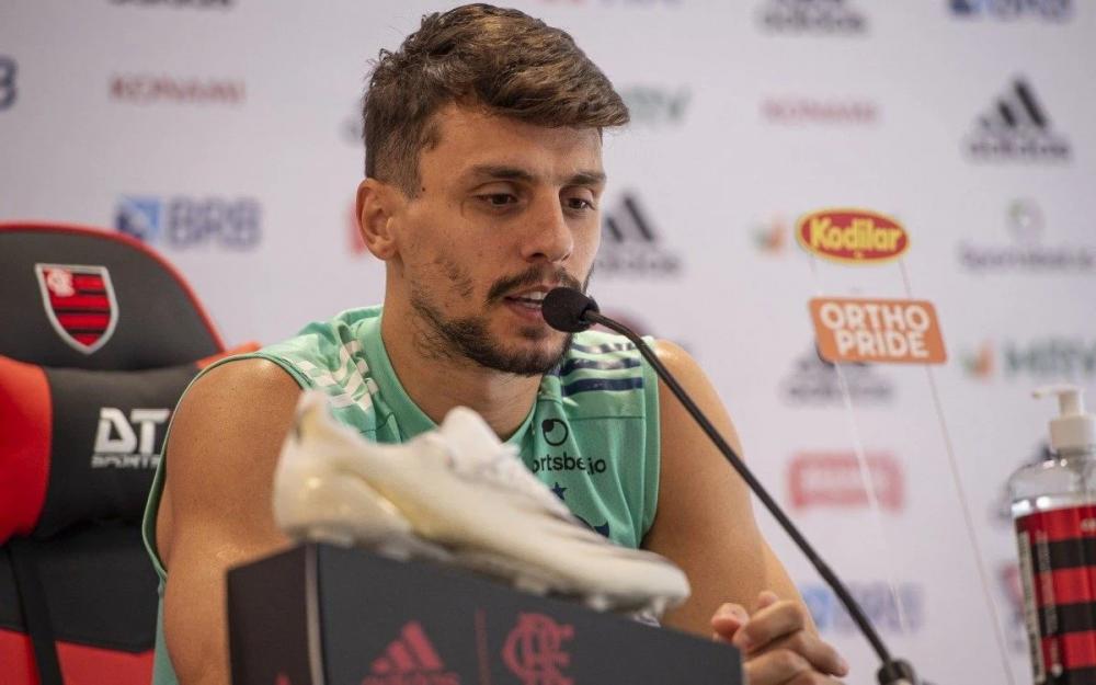 Apto para encarar o São Paulo, Rodrigo Caio exalta torcida do Flamengo: 'Energia maravilhosa'