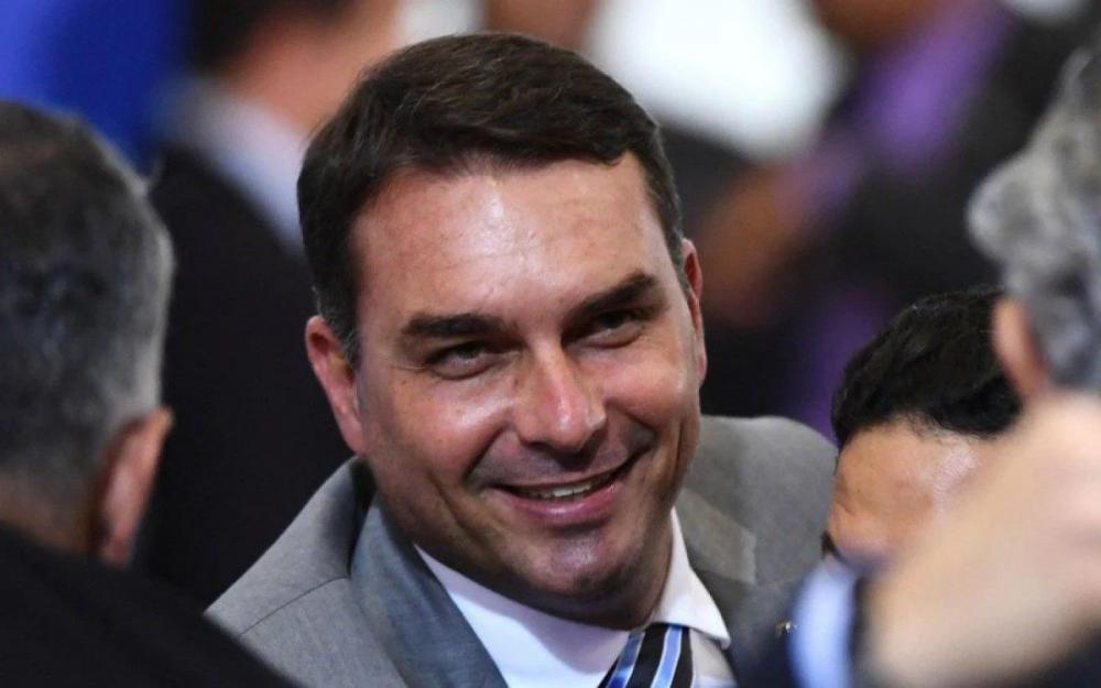 Documentos mostram contradição no pagamento de mansão de Flávio Bolsonaro