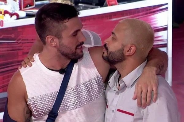 “Me pegou de surpresa”, diz Projota após Carla pedir Arthur em namoro