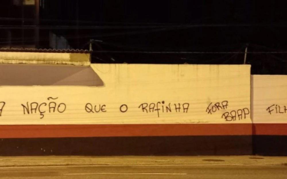Muro de sede do Flamengo é pichado com cobrança pelo retorno de Rafinha