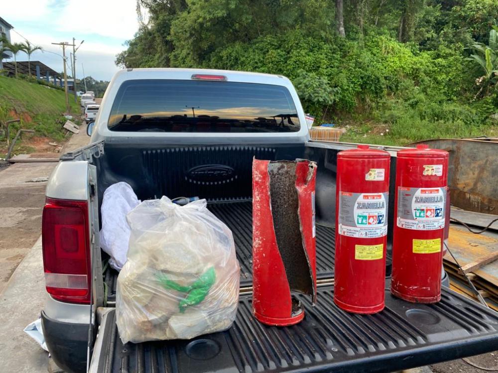 Cerca de 120 quilos de drogas são encontrados em extintores de incêndio, em Manaus