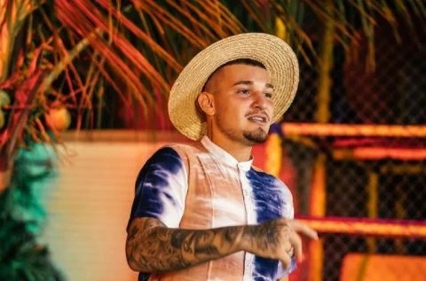 MC Gui e influencers são flagrados em praia fechada por lockdown