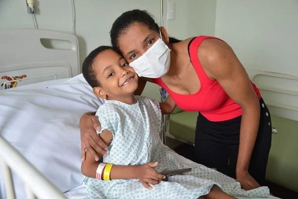 Menino de 7 anos passa quase um mês internado por Covid-19