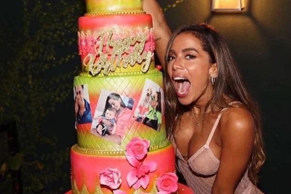 Anitta escapa do Brasil e comemora aniversário em balada nos EUA
