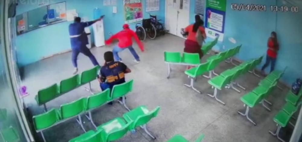 Câmeras de segurança flagram troca de tiros em UPA na zona norte de Manaus  