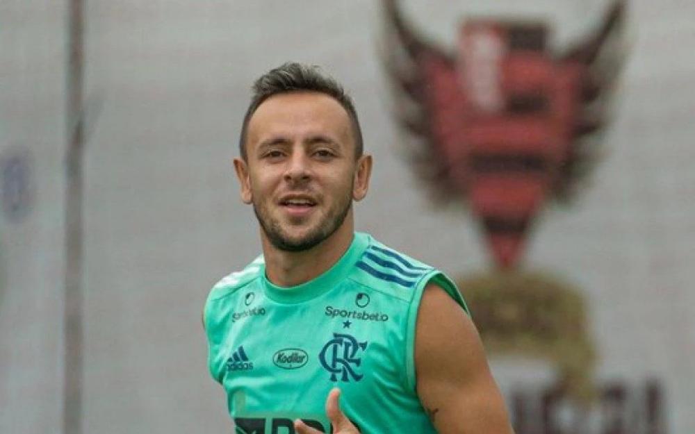 Dirigente do Flamengo fala sobre negociação com Rafinha: 'Só poderíamos contratá-lo em agosto'